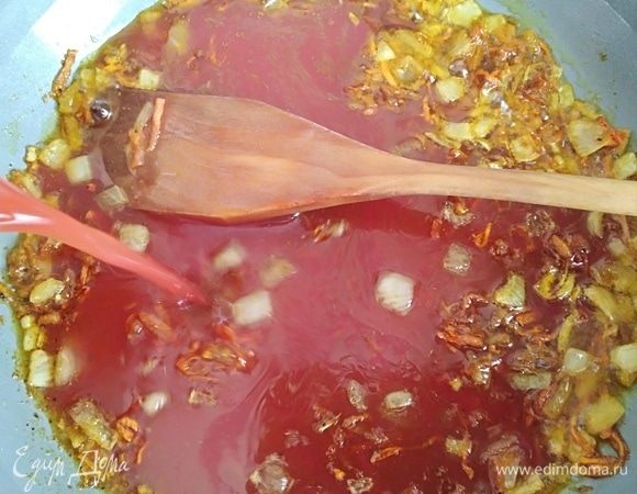 Влить 250 мл томатного сока. Я использовала домашний (сама делала). Тушить все вместе 5 минут на медленном огне. 