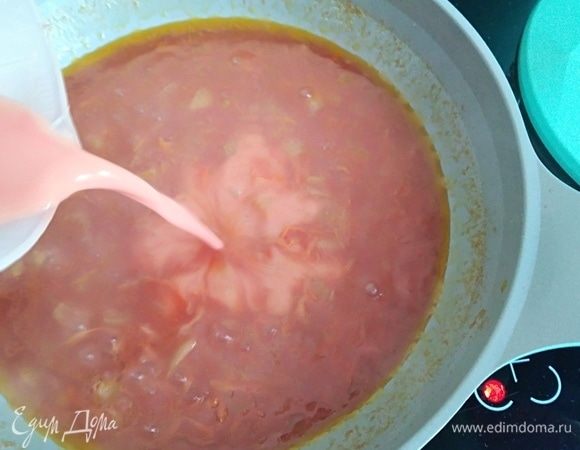 В оставшийся томатный сок (50 мл) всыпать крахмал и размешать. Влить в соус, постоянно помешивая. Посолить, поперчить по вкусу. Я соль не добавляла, так как сок был соленый. Убрать с плиты.