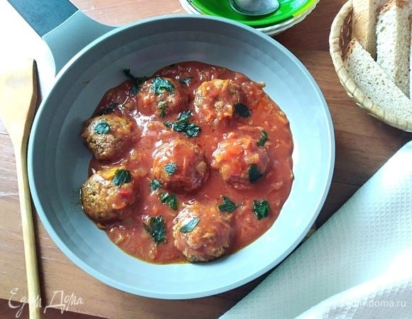 Готовые фасолевые шарики переложить в соус, аккуратно обвалять в нем, они нежные. Посыпать зеленью и подавать к столу.