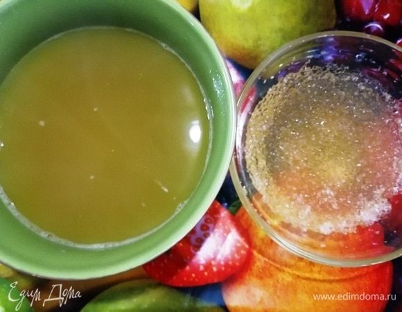 Бульон процеживаем, желатин подготавливаем согласно инструкции на упаковке. Смешиваем бульон и желатин, доводим до кипения, но не кипятим.