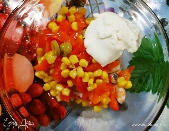 Оливки, перец болгарский, лук, креветки и творожный сыр смешиваем в миске.