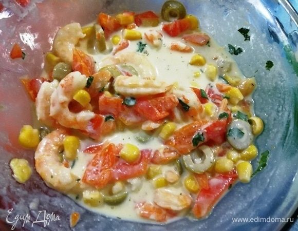 Добавляем желатиновый бульон и перемешиваем.