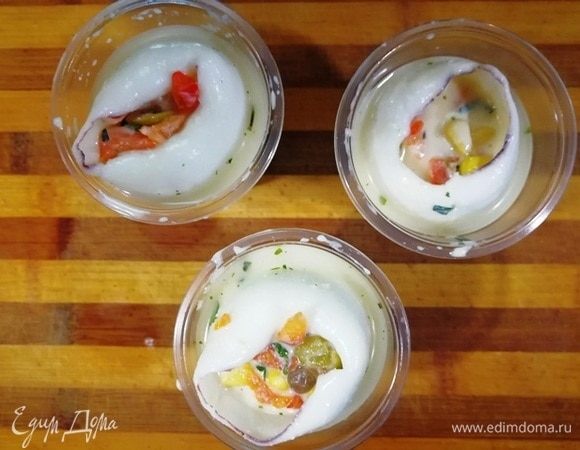 В пластиковые стаканчики устанавливаем кальмаров и начиняем их подготовленной смесью. Убираем в холодильник на 1 час или до полного застывания желатина.