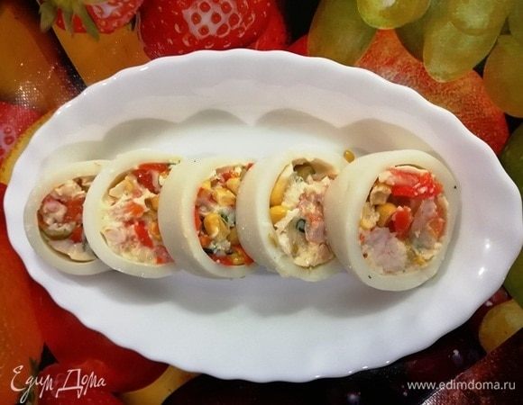 Нарезаем готовых кальмаров и подаем к столу.