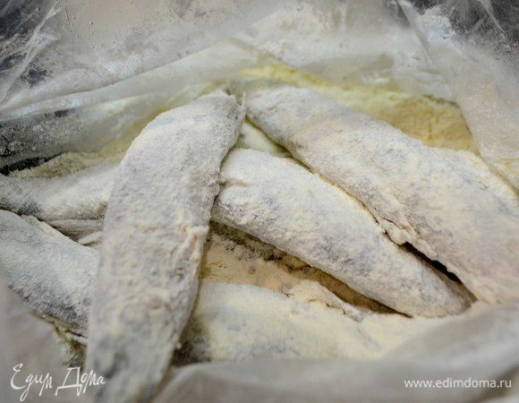 Затем в пакет насыпать муку и порциями добавлять мойву в пакет, перемешивая. Таким легким и чистым способом мы панируем рыбу.