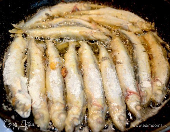 На разогретую сковороду добавляем масло, рыбу и обжариваем с 2-х сторон до золотистого цвета.