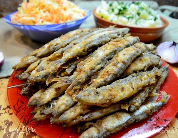 Готовую рыбу выложить первоначально на салфетку, затем — переложить в блюдо.