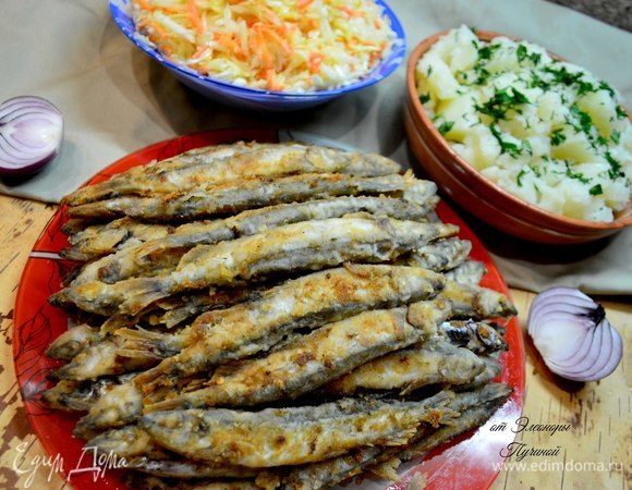 Подать рыбу с овощным салатом, картошкой, все на ваш вкус!