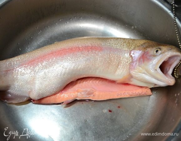 Берем речную форель, отрезаем хвост.