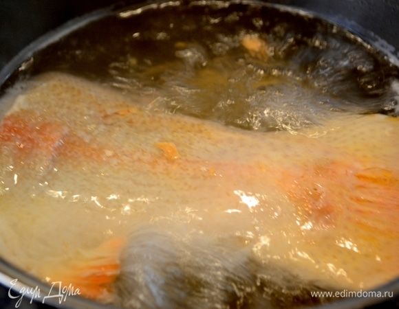 Отвариваем хвост форели в кастрюле с водой. Добавляем специи, зелень.
Готовую рыбу очистить от костей и разобрать на кусочки для салата.