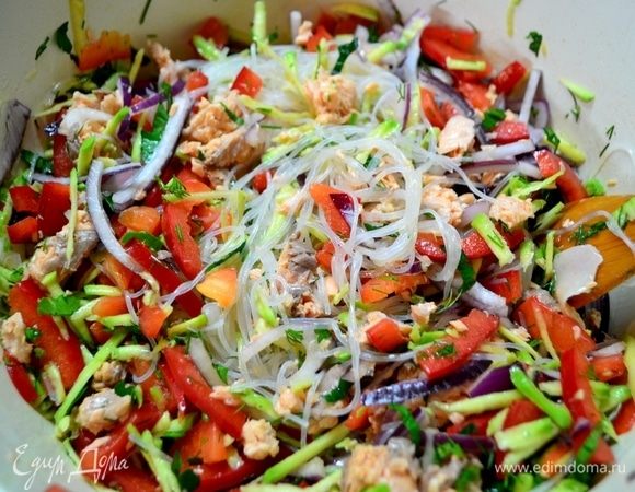 Фунчозу залить горячей водой на 7–10 мин. За это время нарезать соломкой красный болгарский перец, красный лук, на терке натереть авокадо или размять вилкой, мелко нарезать зелень, добавить молотый перец.