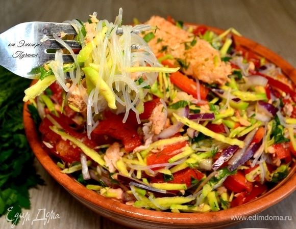 Подготовленную вермишель перелить в дуршлаг и полить холодной водой. Добавляем фунчозу в подготовленные ингредиенты и перемешиваем, добавить масло оливковое или соевый соус, по желанию, сок лимона.