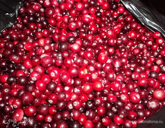 Берем бруснику и клюкву, осенью — свежую, в другое время года — мороженую, даем ей чуть отойти в комнатной температуре.