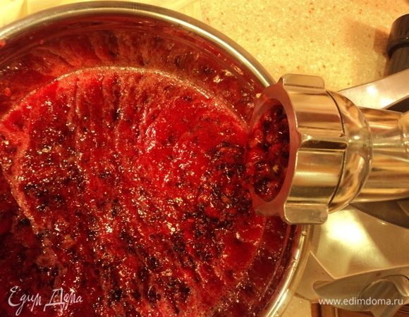 Перекручиваем на мясорубке. Вручную, конечно, больше удовольствия и энергетики потом в напитке.