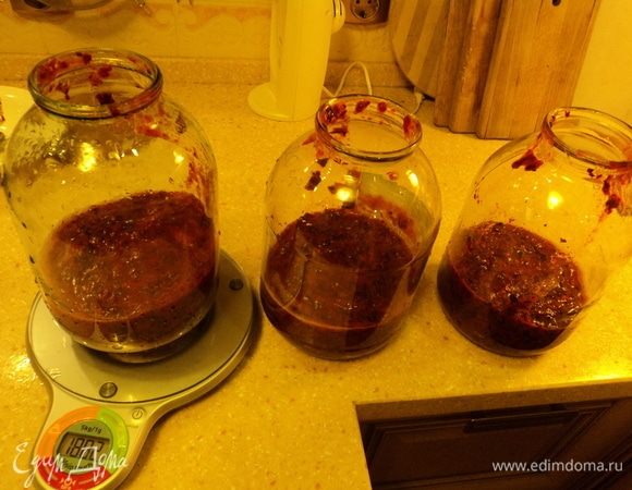 Удобно, если есть весы с обнулением массы тары — банку поставили на весы, обнулили, туда — сахар + мед = 0,5 кг, потом добавляем перекрученной ягоды 1 кг.