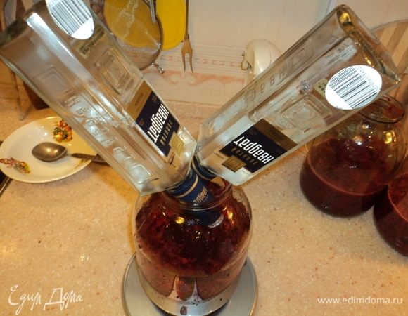 Это не реклама конкретной водки.
Туда же доливаем водки. Честно говоря, 2 литра не совсем войдет. Ежели потом после настаивания и отжима-фильтрации перед розливом по бутылочкам этот не вошедший остаток долить, то и будет градусов 20–25 (точнее не определить), ежели не доливать (как есть разливать), то будет 15–20.
Мы посему так и подписываем бутылочки: «женская — Female», ну или «мужская — Male».