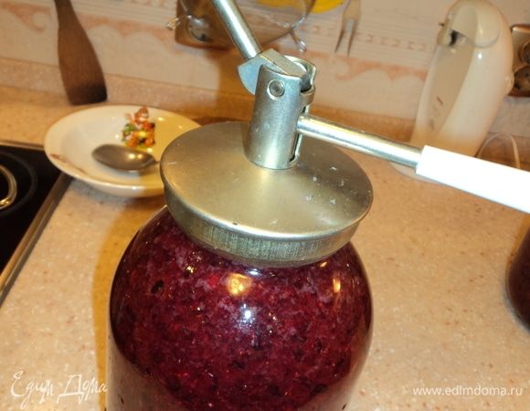 Когда как — можно закатать баночку, можно и просто двойной полиэтиленовой крышкой. На металлической крышке писать удобно, чтобы не забыть, что и кто.