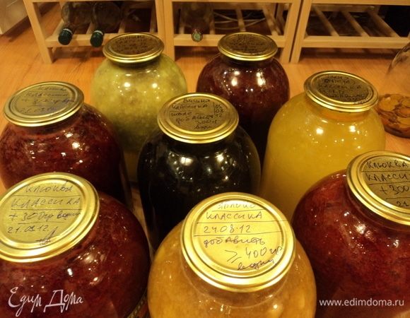 В общем-то, и все. По датам на крышках и изобилию вариантов видно — это пробовали и давненько. Реально, конечно, пьянство — зло, алкоголизм — болезнь. Никаких тут шуток.
Посему, обычно, баночку 3-литровую поставил, через месяц открыл, через марлю (в 8 раз сложенную) профильтровал и отжал хорошенько мякоть из банки). В бутылочки разлил — 0,5–0,7 — удобно 4–6 штук выйдет, добавил туда корочки сушеные мандариновые (окончательно оттянут запах водки, отдушка) и полпалочки корицы и закрыл плотно.
К слову, можно в те же бутылки водки, если купить, без пластикового вставыша и с завинчивающимися крышками.
И теплая хороша, и прохладная...
По случаю какому — так в графин красивый и охладить.
Ежели с мороза и продрог — 30–50 граммов — согреет и тепло душевно внутри и вокруг распространит.