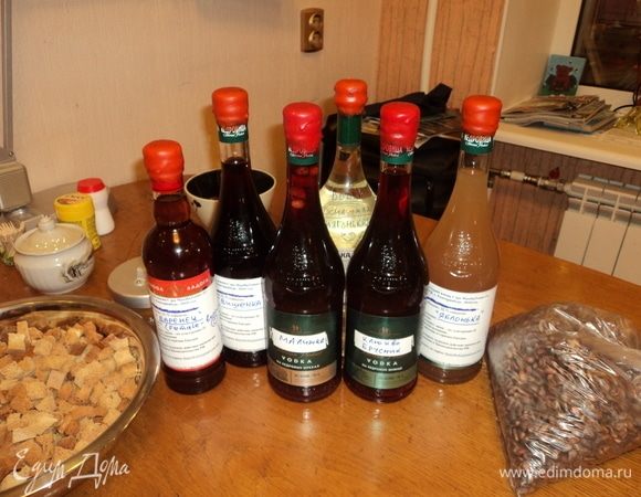 Да... Если кому подарить...
Наклейку с чудесным и позитивным-смешным текстом.
И совсем хорошо свечку парафиновую цветную какую купить, в миске ее расплавить, горлышко там типа сургучом. Честно! Отличный подарок своими руками. И с любовью:)
Не каждому подаришь. Поэтому особо ценно.