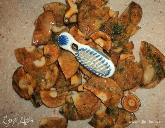 Щеткой, если что еще мелкое, потерли, почистили, крупные пополам нарезали.