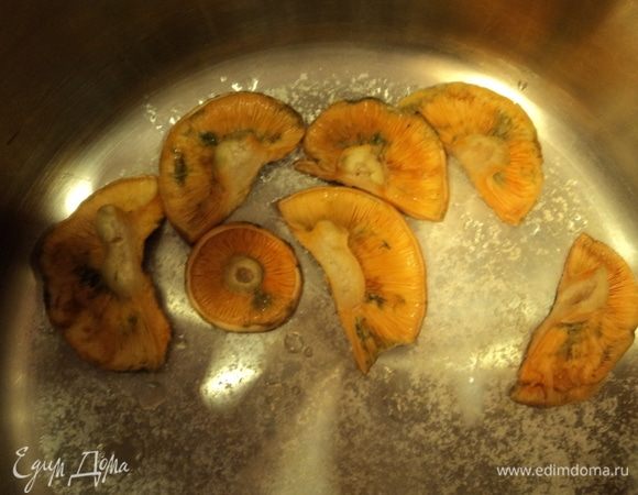 На дно кастрюльки эмалированной или нержавейки (конечно, деревянная кадка — классика, но с ней хлопот...) соль крупную посыпали горсть (соли не бойтесь переборщить, грибы только свое возьмут), укладываем шляпками вниз.