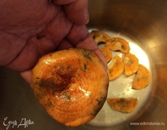 Укладываем и укладываем. Слой положили — снова горсть соли посыпали равномерно, снова второй слой грибов шляпками вниз.