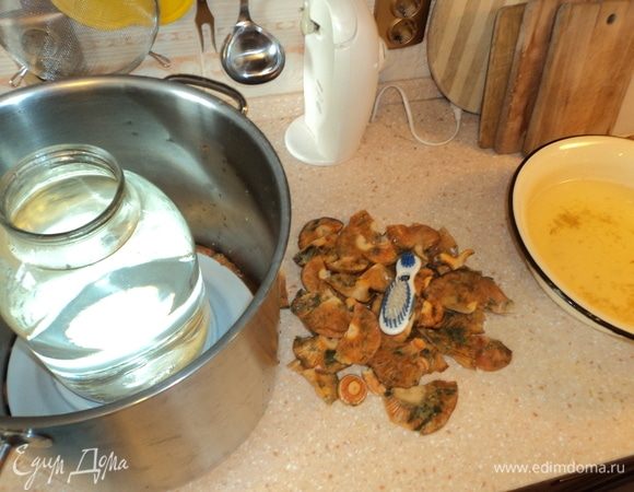 Сверху прижали тарелкой подходящей, и груз.
Так дня 3 в тепле стоят.