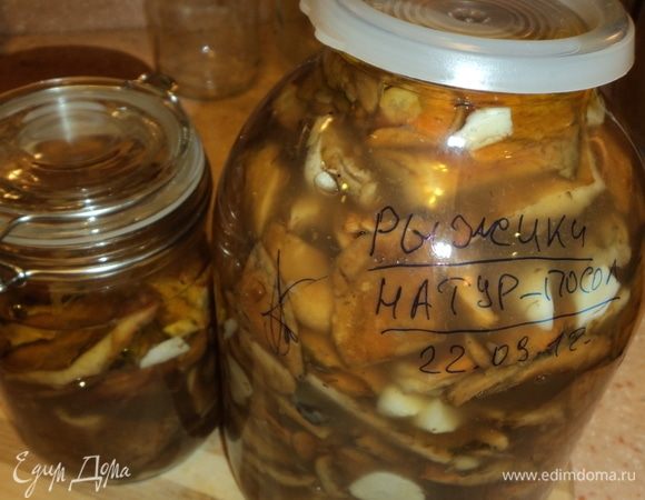 Потом в банку сложили вместе с соком, что выделился, крышка полиэтиленовая (никаких герметичных закруток!) — в холодильник.
Еще дня 4 потерпели, и ага:)
Ежели недельку-другую потерпите, так ароматней будут. В рыжики, в отличие от груздей, например, на мой взгляд и опыт, ни укропа, ни хрена, ни чеснока, ни перца — ничего. Это надо один раз попробовать.