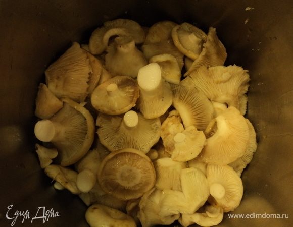 Потом в кастрюльку эмалированную или нержавейку (дерево — в классике, но, честное слово, хлопотно) в цикле: соль, грибы шляпками вниз, соль, грибы шляпками вниз... Чуть руками прижимаем каждый слой. Потом тарелкой подходящего размера придавили, и груз сверху (обычно банка с водой). Так дня 3–4 стоит в тепле. Сок даст, аромат.