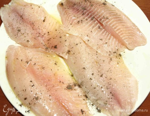 Филе тилапии промыть, обсушить бумажными полотенцами. Смазать оливковым маслом. Посолить, поперчить по вкусу. 