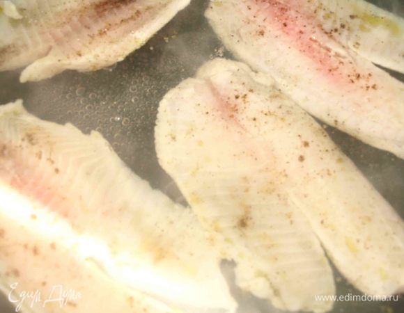 В глубокой сковороде вскипятить воду. Опустить в кипящую воду рыбу и варить на очень медленном огне 5-7 минут до полной готовности. 