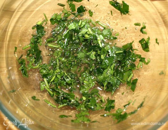 Пока рыба готовится делаем сальсу. В миске смешиваем оливковое масло, яблочный уксус, соль, перец, орегано (сухой или свежий) и мелко рубленную зелень.  