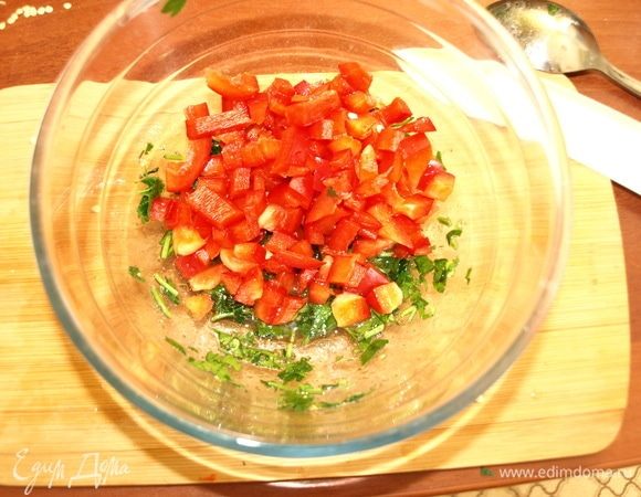 Сладкий перец очищаем от семян и перегородок. Мелко режем и добавляем в миску к заправке. 