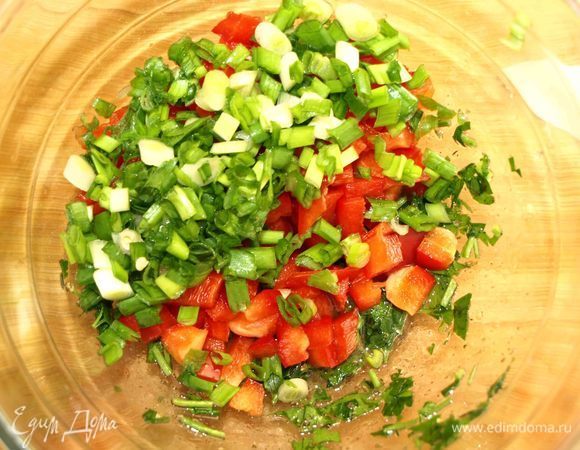 Порубить мелко зеленый лук и отправить к сладкому перцу.