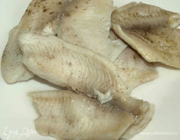 Рыба готова, сальса готова. На тарелку выкладываем два кусочка тилапии, сверху выкладываем сальсу. Блюдо готово и можно подавать.