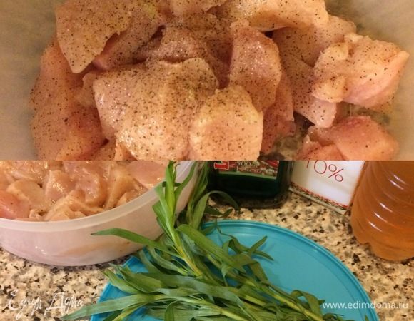 Грудки вымыть, обсушить и нарезать на кубики. Посолить, поперчить, добавить сок лимона, все хорошо перемешать и отправить в холодильник мариноваться на пару часов или на ночь.