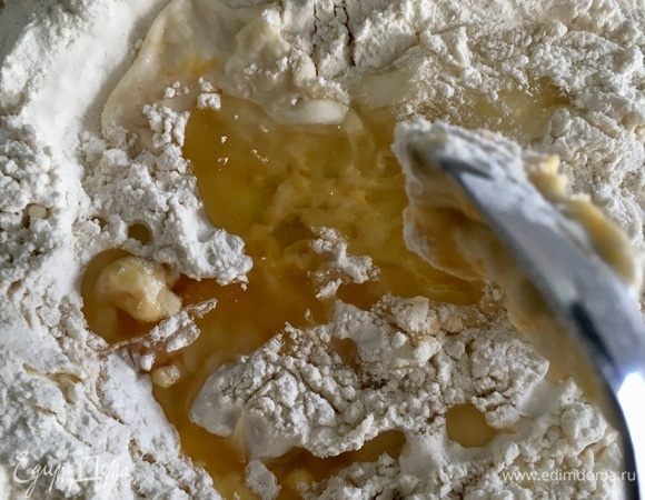 Начнем смешивать муку и яйцо сперва ложкой, попеременно вливая 2 столовые ложки масла и воду. В несколько этапов.