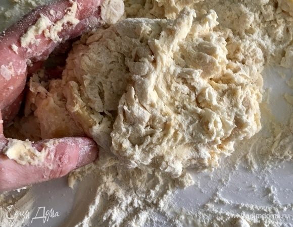 Постепенно подмешивать муку. Когда тесто начнет становится вязким, начинаем вымешивать уже руками и замешиваем постепенно мягкое эластичное тесто. Его можно «побить» о рабочую поверхность и мять до тех пор, пока оно не станет гладким, эластичным и не перестанет совершенно прилипать к рукам и рабочей поверхности! Сформировать в конце концов шар, смазать его растительным маслом, прикрыть кухонной салфеткой и оставить в покое на 30 мин.