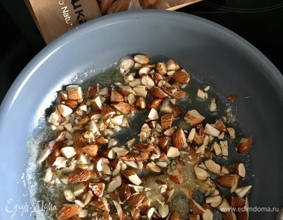 Как только сахар начинает растапливаться, отправляем в сковороду миндаль, перемешиваем и на медленном огне карамелизуем орешки! Это будет очень вкусно! 