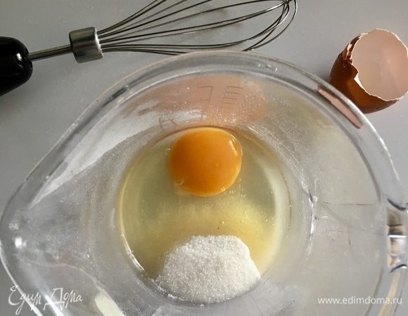 Теперь , что касается творожной составляющей десерта. Сначала взобьем с помощью венчика яйцо с сахаром в пышную массу.