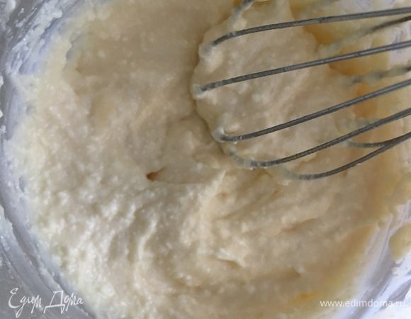 Затем к сахару и яйцам введем творог с крахмалом и щепоткой соли. Тщательно перемешаем. Подобьем немного венчиком.