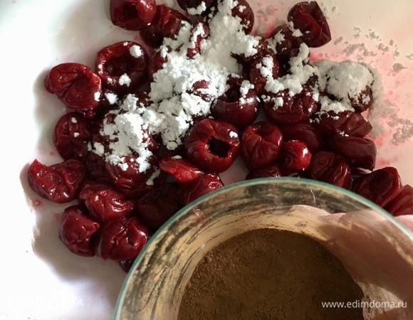 Вишня заранее была у меня разморожена, сок слит. Вишню я обсушила бумажным полотенцем, присыпала сахарной пудрой и корицей. Перемешала.