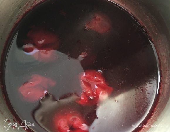 Это слитый от вишни сок плюс столовая ложка вишен от общей массы. В ковшик я добавила сахар по вкусу и крахмал, уварила до загустения. Это будет вишневый соус, с которым я задумала подавать штрудель.