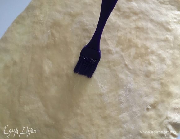 И снова, работая с тестом, про себя я восторгалась его эластичностью, поддатливостью рукам и при этом нежностью. Но в этот раз я не стала сильно его растягивать, потому что начинка будет тяжелая, побоялась, что лопнет мой штрудель.