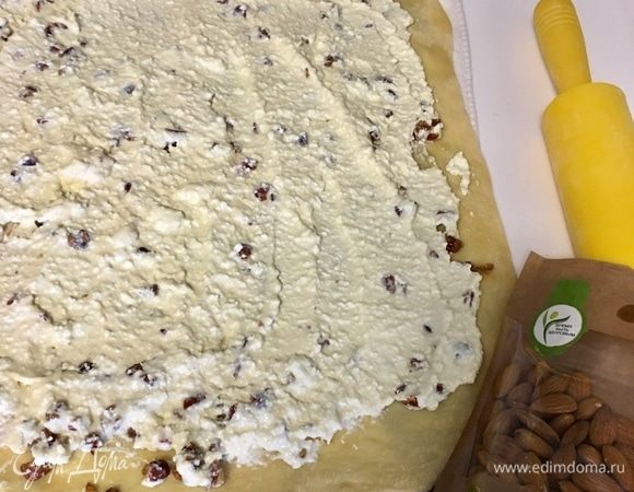 Творожный слой, отступая от края по 3 см.