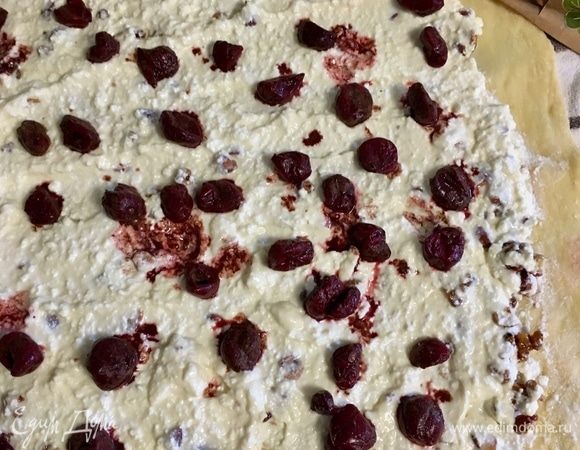 И вишенки распределяем равномерно по тесту.