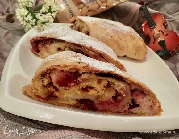 Даем штруделю немного остыть и можно разрезать на кусочки, присыпать щедро сахарной пудрой, заварить душистого чая и лакомиться! К штруделю можно подать мороженое или взбитые сливки.