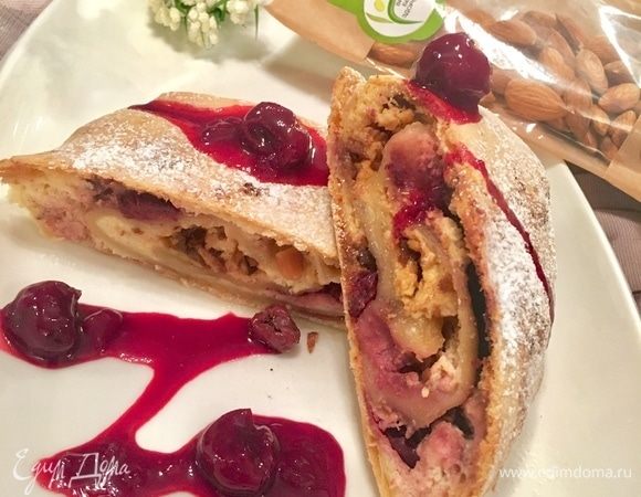 Но на мой вкус, начинка такая богатая, что мороженым перебивать ее не хотелось! А вот что идеально вписалось в этот австрийский десерт, так это вишневый соус, не забыли о нем?😊 я нет! Потому что я большой поклонник всего вишневого! 