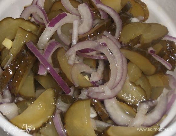 Огурцы порезать. Добавить порезанный лук, полить маслом. Перемешать. Дать постоять минут 10, чтобы лучок пропитался.