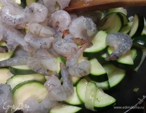 Добавить креветки (у меня размороженные), обжарить еще в течение нескольких минут. 